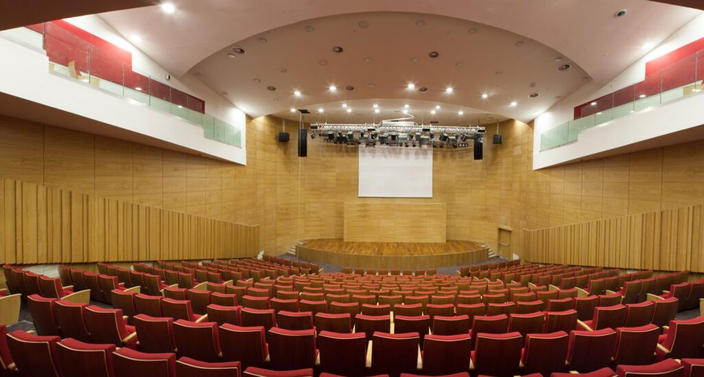 Auditorium med træbeklædte vægge