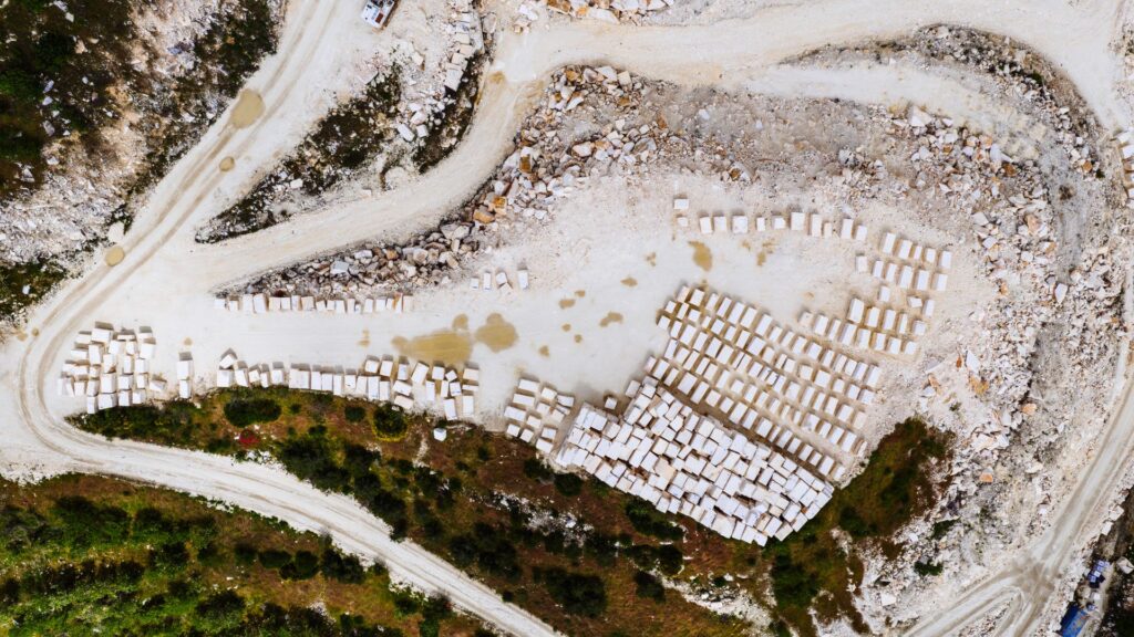 Luftfoto af marmorbrud med stenblokke
