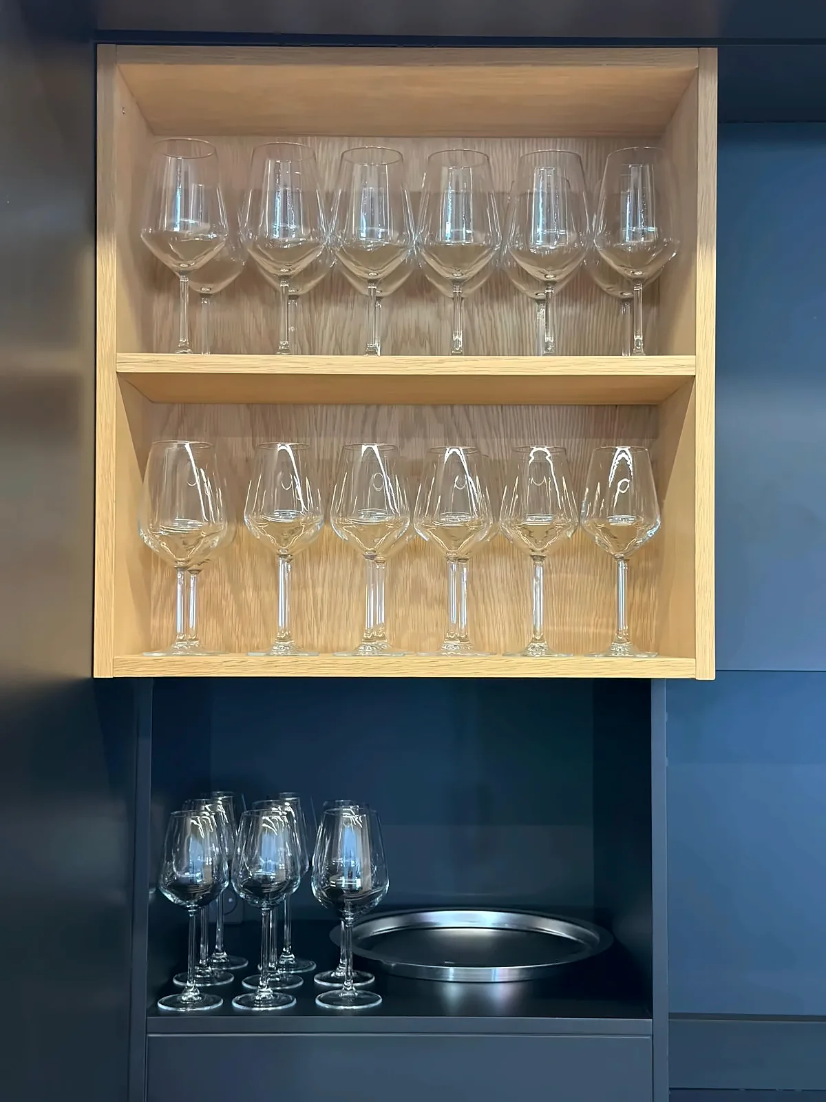 Åpen eikehylle med glasskap i eikefiner hos Andersen Biler i Gladsaxe