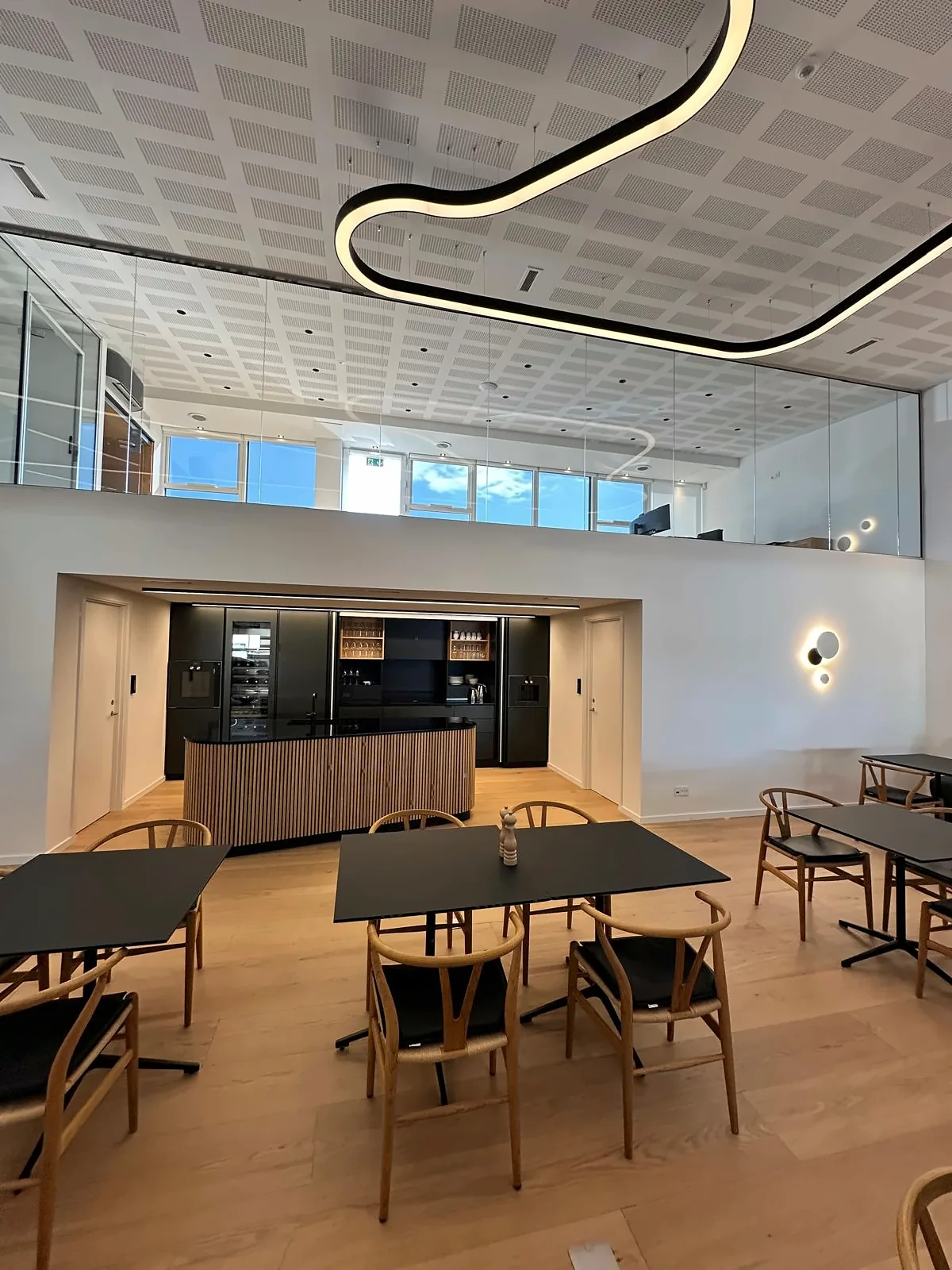 Kantine med akustikktak og kjøkken i eik hos Andersen Biler i Gladsaxe