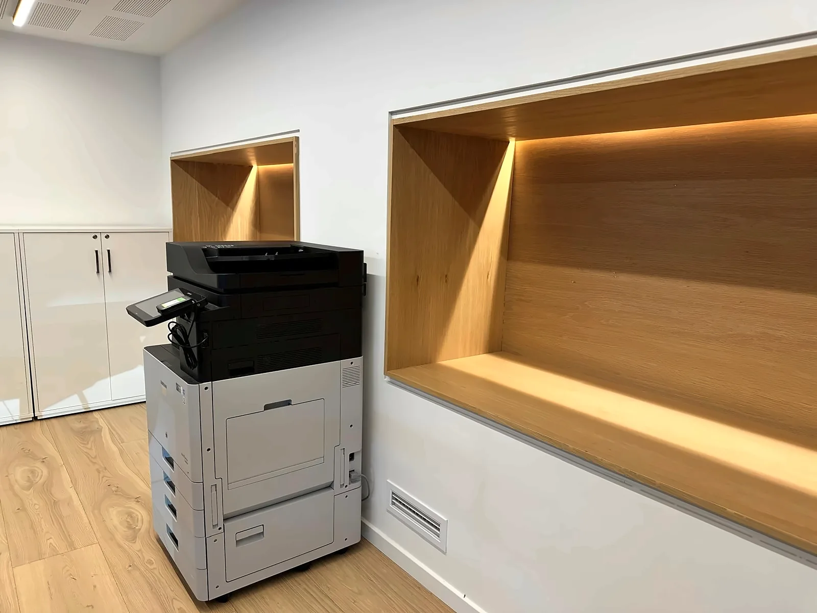 Printerrum med egefinerede nicher og LED lys hos Andersen Biler i Gladsaxe