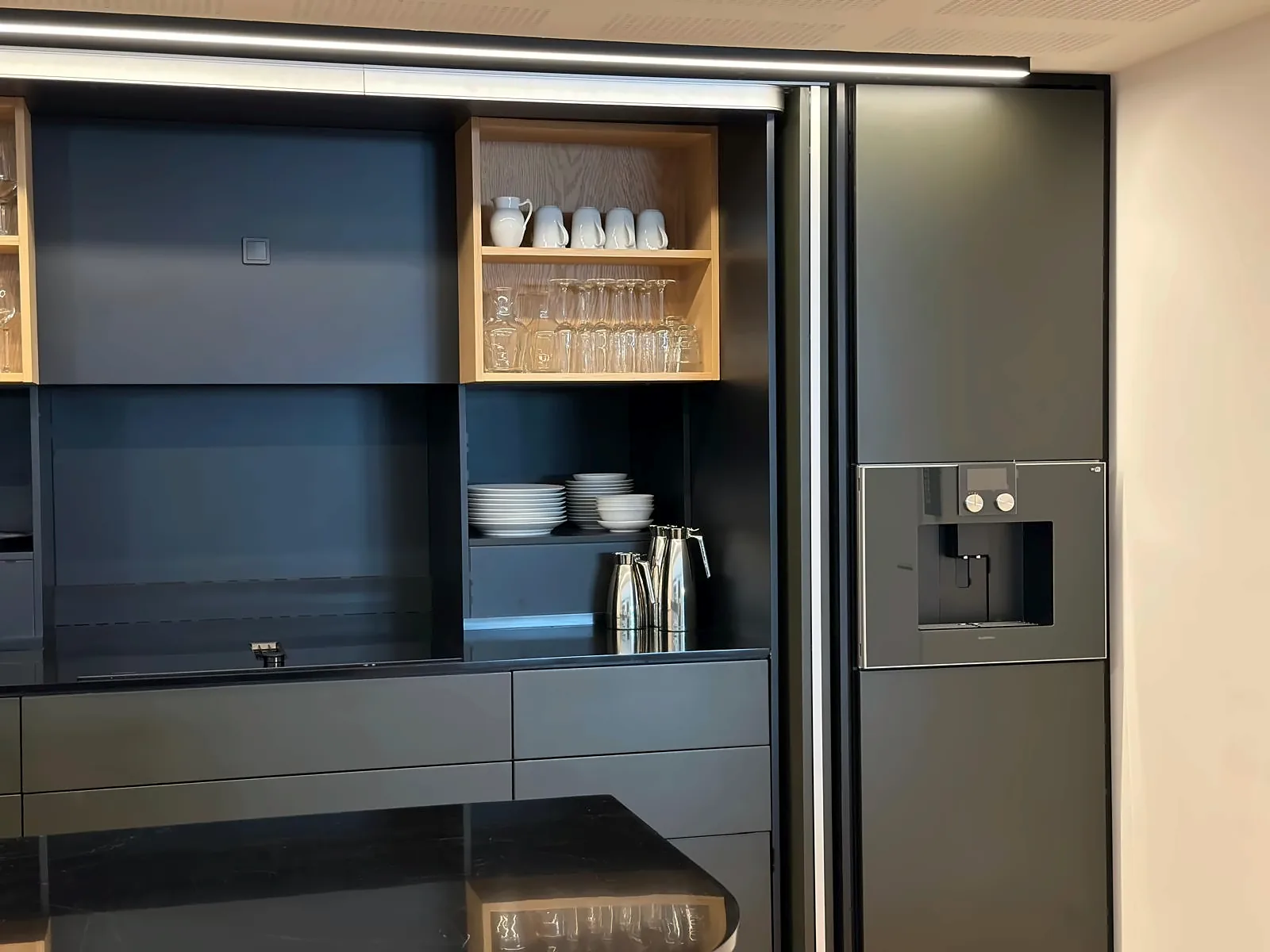 Skapnisjer i eikefiner med integrert kaffemaskin hos Andersen Biler i Gladsaxe