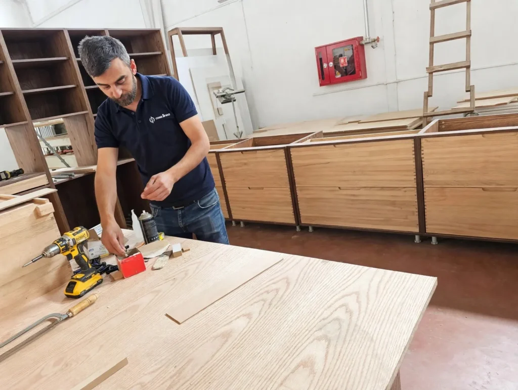 Snekker fra casa linea arbeider med eikeinnredning og skuffemoduler på eget verksted